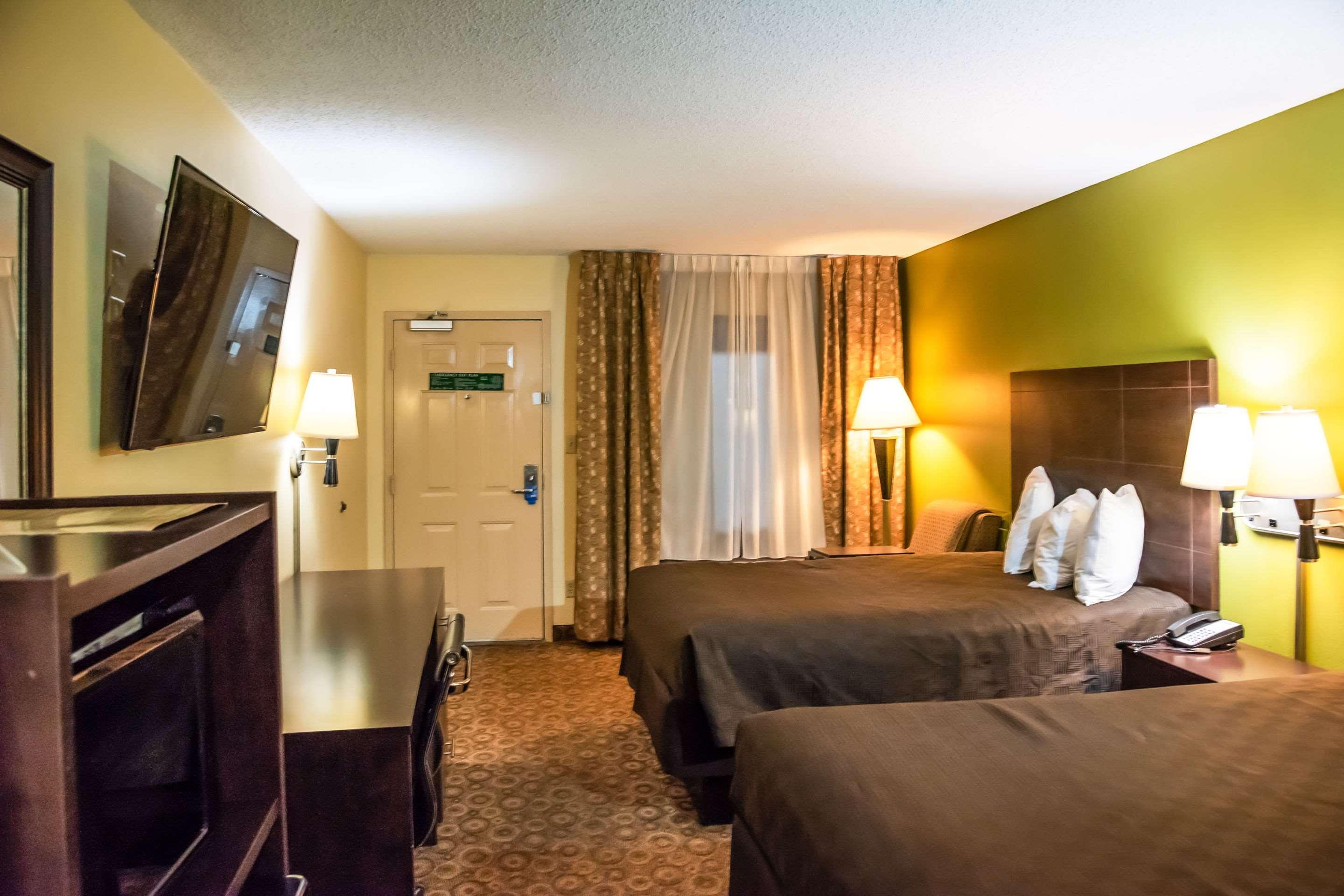 Rodeway Inn & Suites คลาร์กส์วิลล์ ภายนอก รูปภาพ