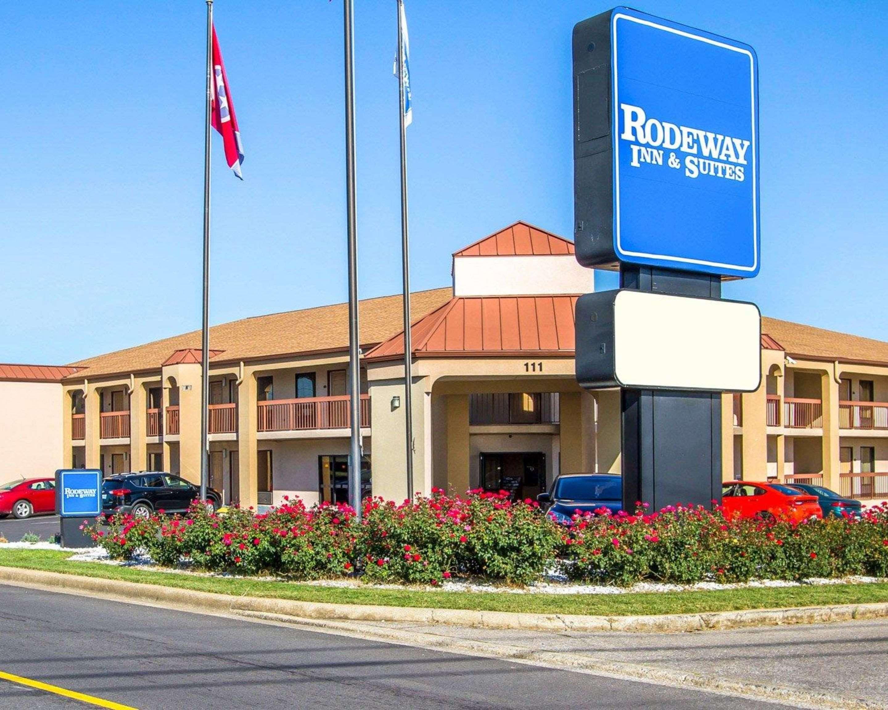 Rodeway Inn & Suites คลาร์กส์วิลล์ ภายนอก รูปภาพ