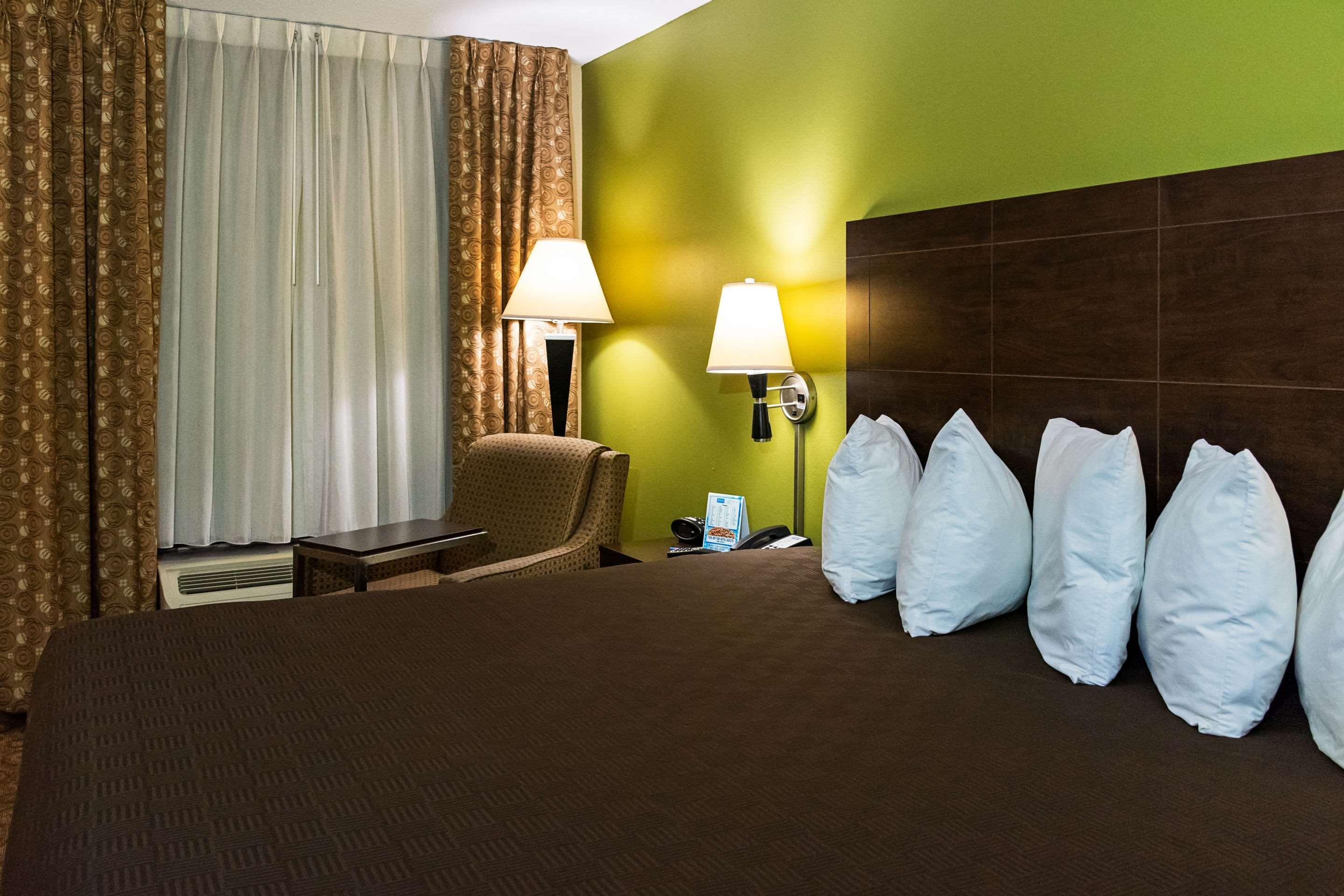 Rodeway Inn & Suites คลาร์กส์วิลล์ ภายนอก รูปภาพ