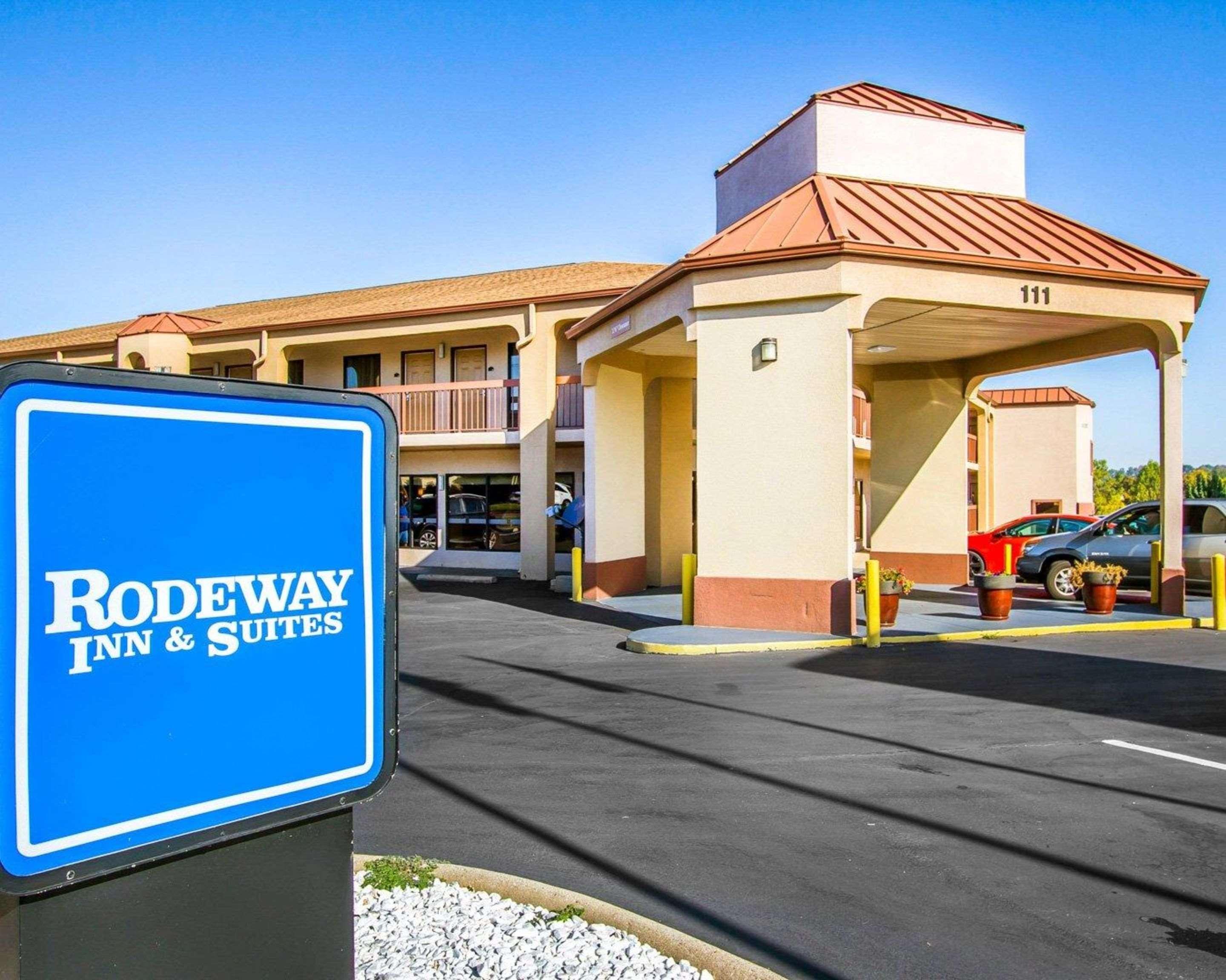 Rodeway Inn & Suites คลาร์กส์วิลล์ ภายนอก รูปภาพ