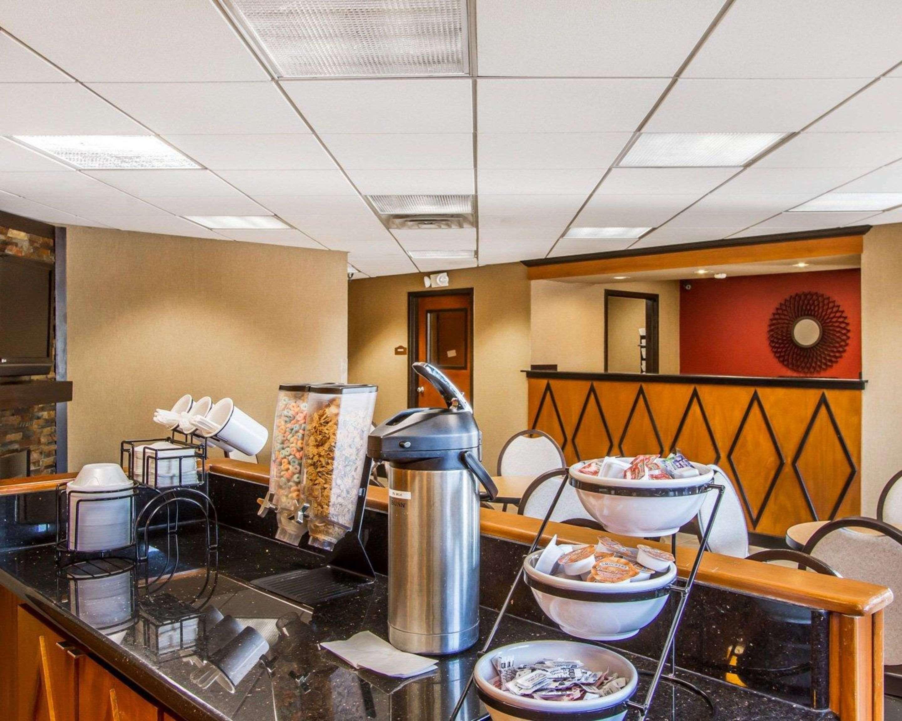 Rodeway Inn & Suites คลาร์กส์วิลล์ ภายนอก รูปภาพ