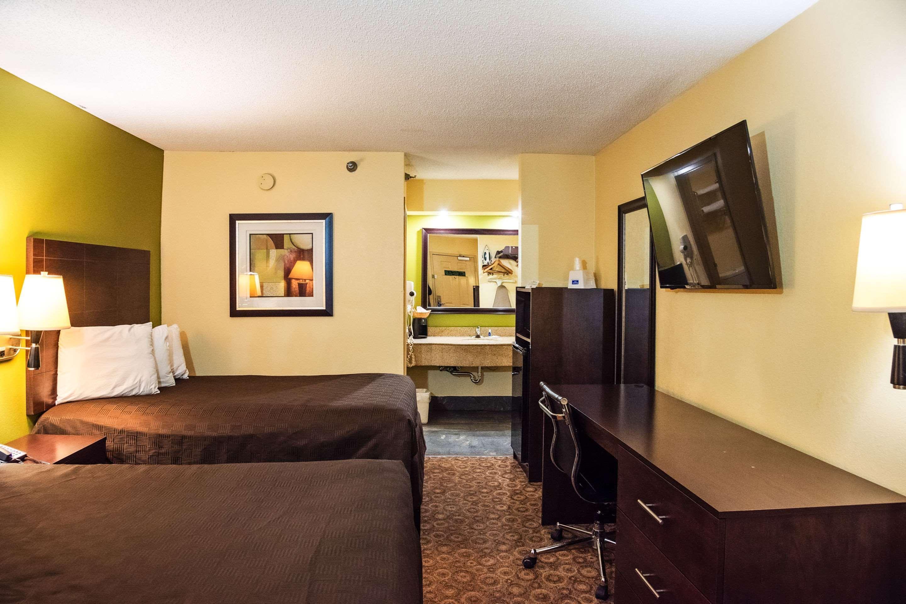 Rodeway Inn & Suites คลาร์กส์วิลล์ ภายนอก รูปภาพ