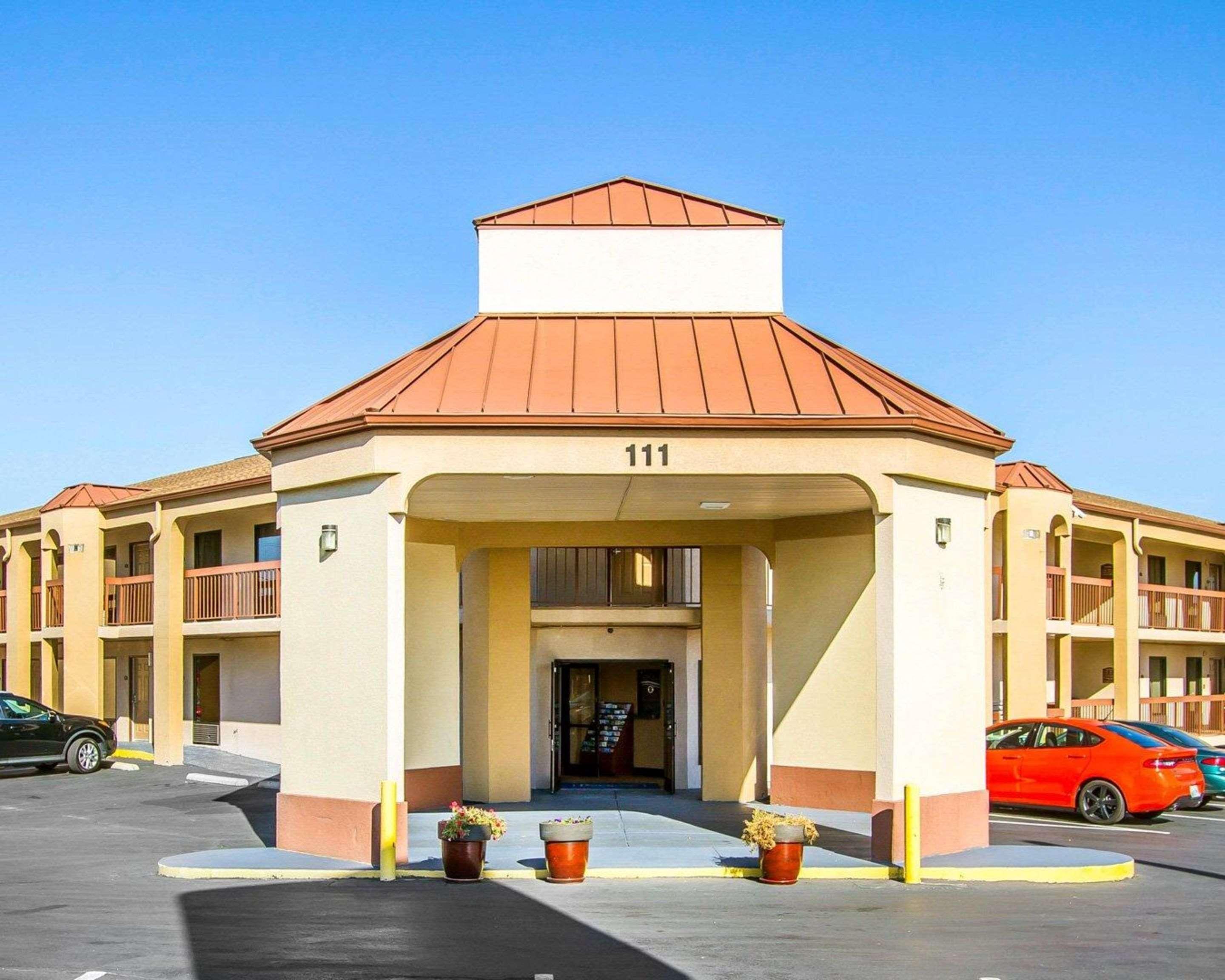Rodeway Inn & Suites คลาร์กส์วิลล์ ภายนอก รูปภาพ