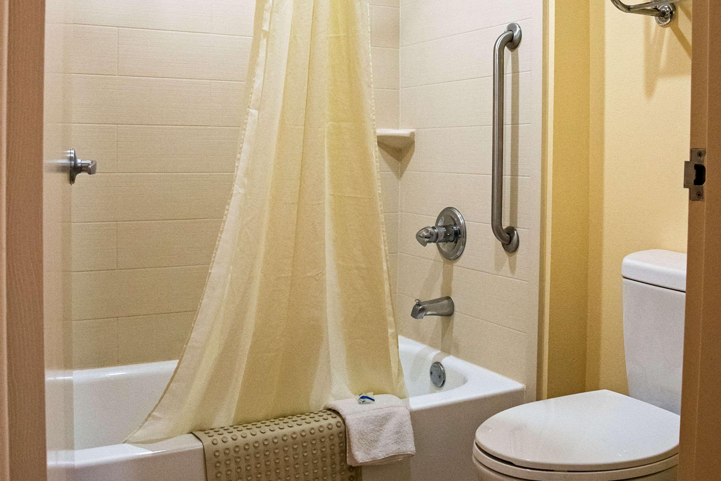 Rodeway Inn & Suites คลาร์กส์วิลล์ ภายนอก รูปภาพ