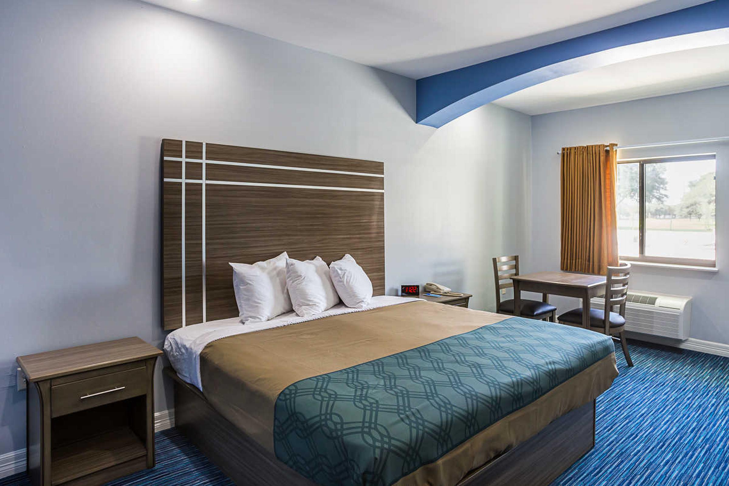 Rodeway Inn & Suites คลาร์กส์วิลล์ ภายนอก รูปภาพ
