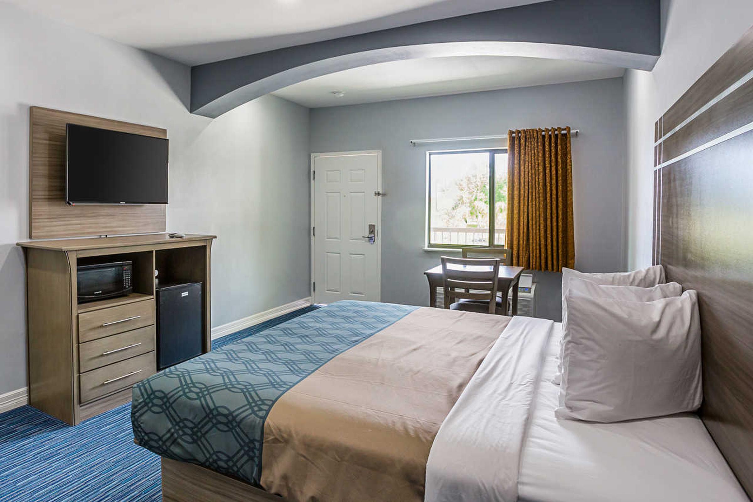 Rodeway Inn & Suites คลาร์กส์วิลล์ ภายนอก รูปภาพ