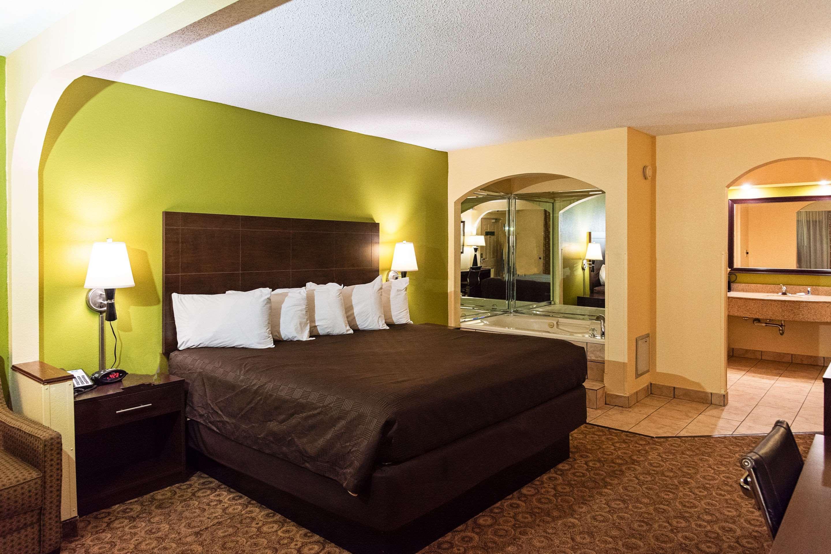 Rodeway Inn & Suites คลาร์กส์วิลล์ ภายนอก รูปภาพ