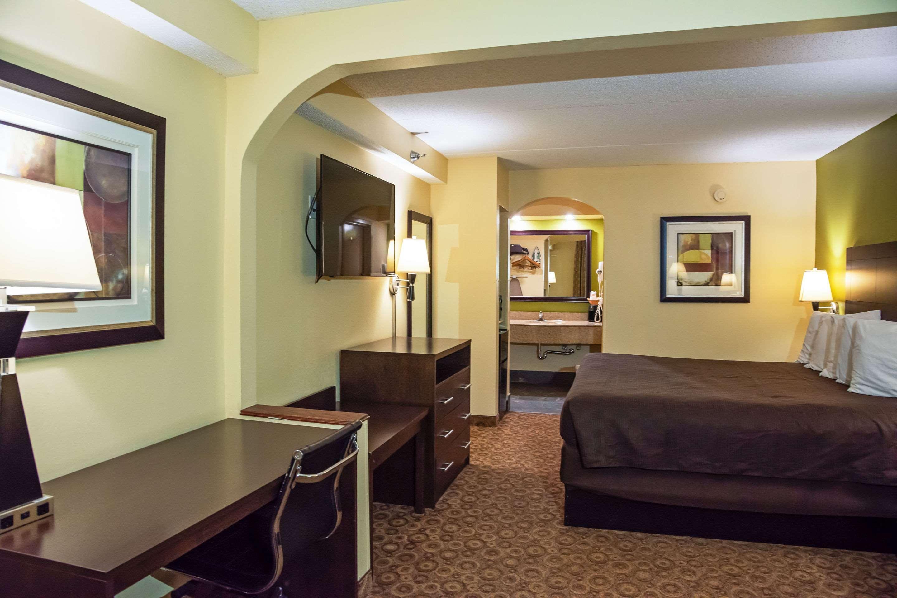 Rodeway Inn & Suites คลาร์กส์วิลล์ ภายนอก รูปภาพ