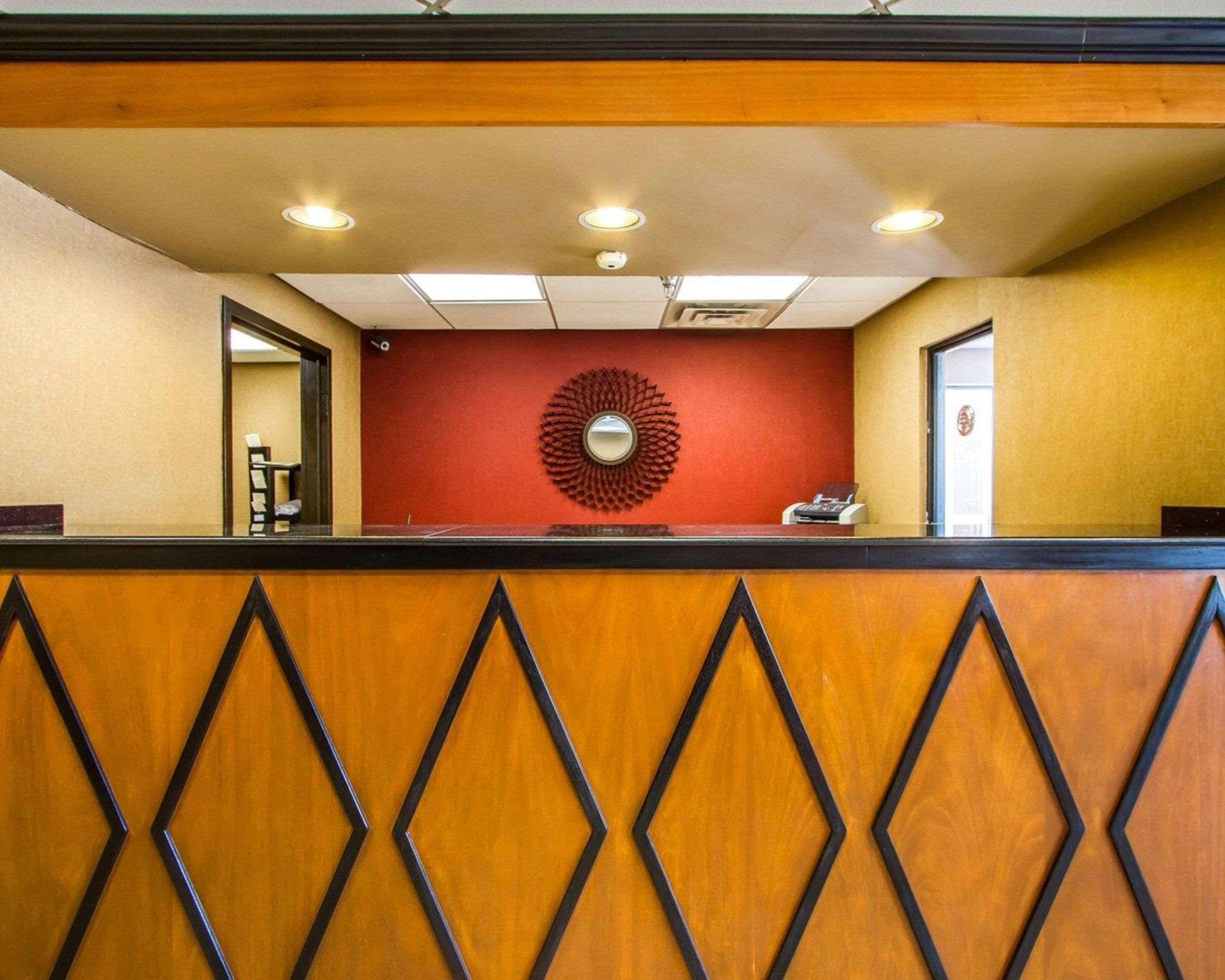 Rodeway Inn & Suites คลาร์กส์วิลล์ ภายนอก รูปภาพ