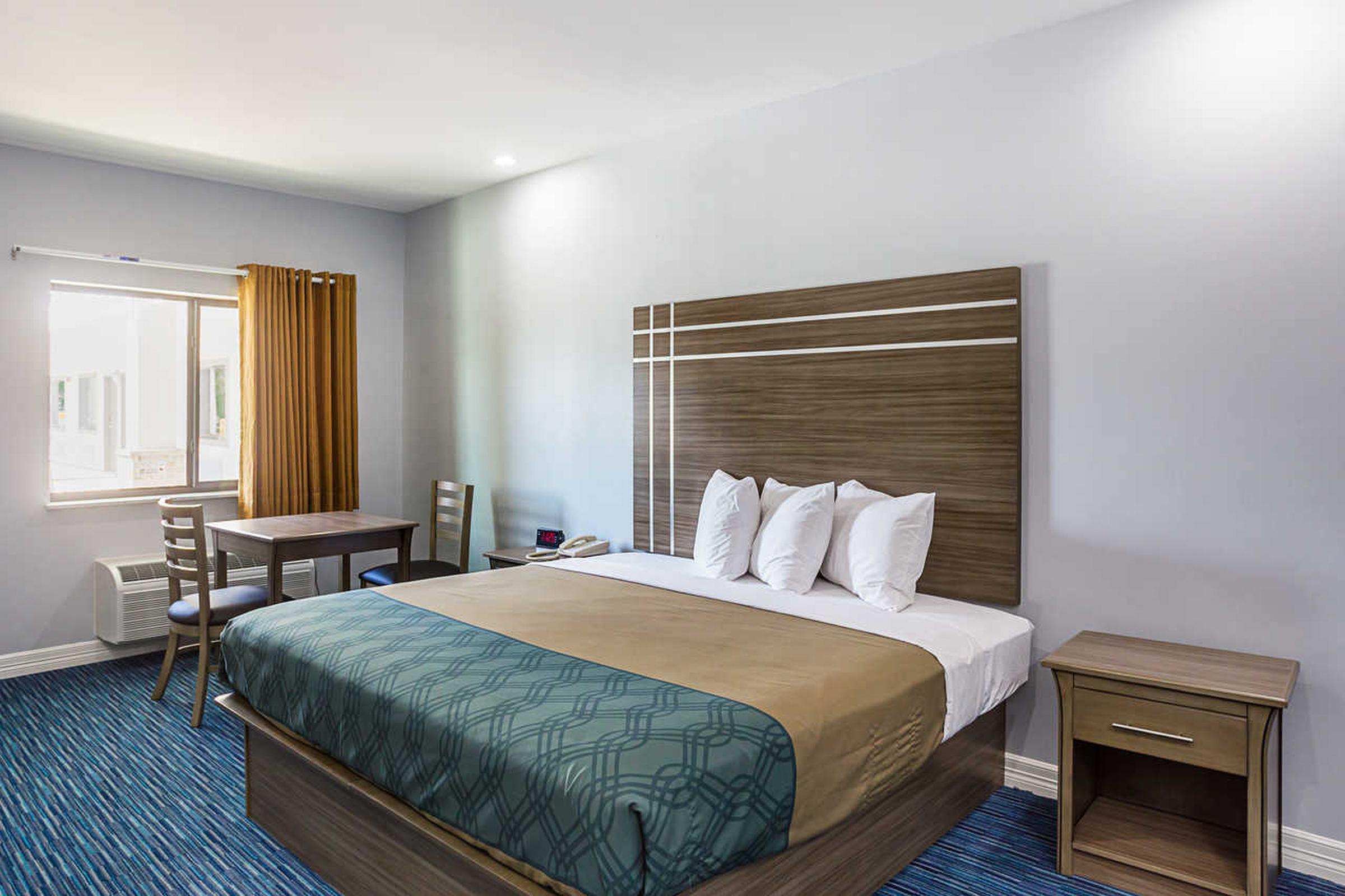 Rodeway Inn & Suites คลาร์กส์วิลล์ ภายนอก รูปภาพ