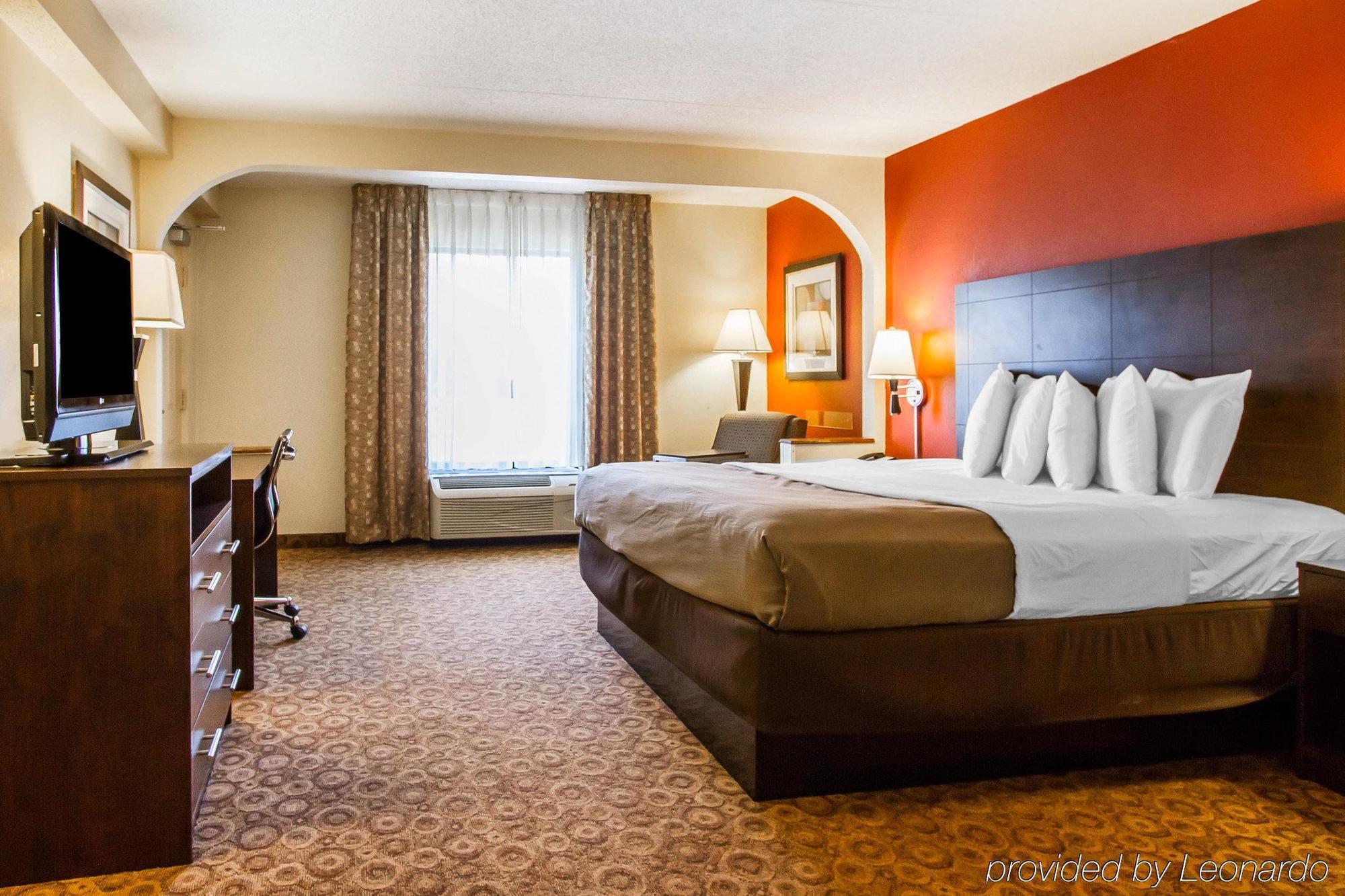 Rodeway Inn & Suites คลาร์กส์วิลล์ ภายนอก รูปภาพ