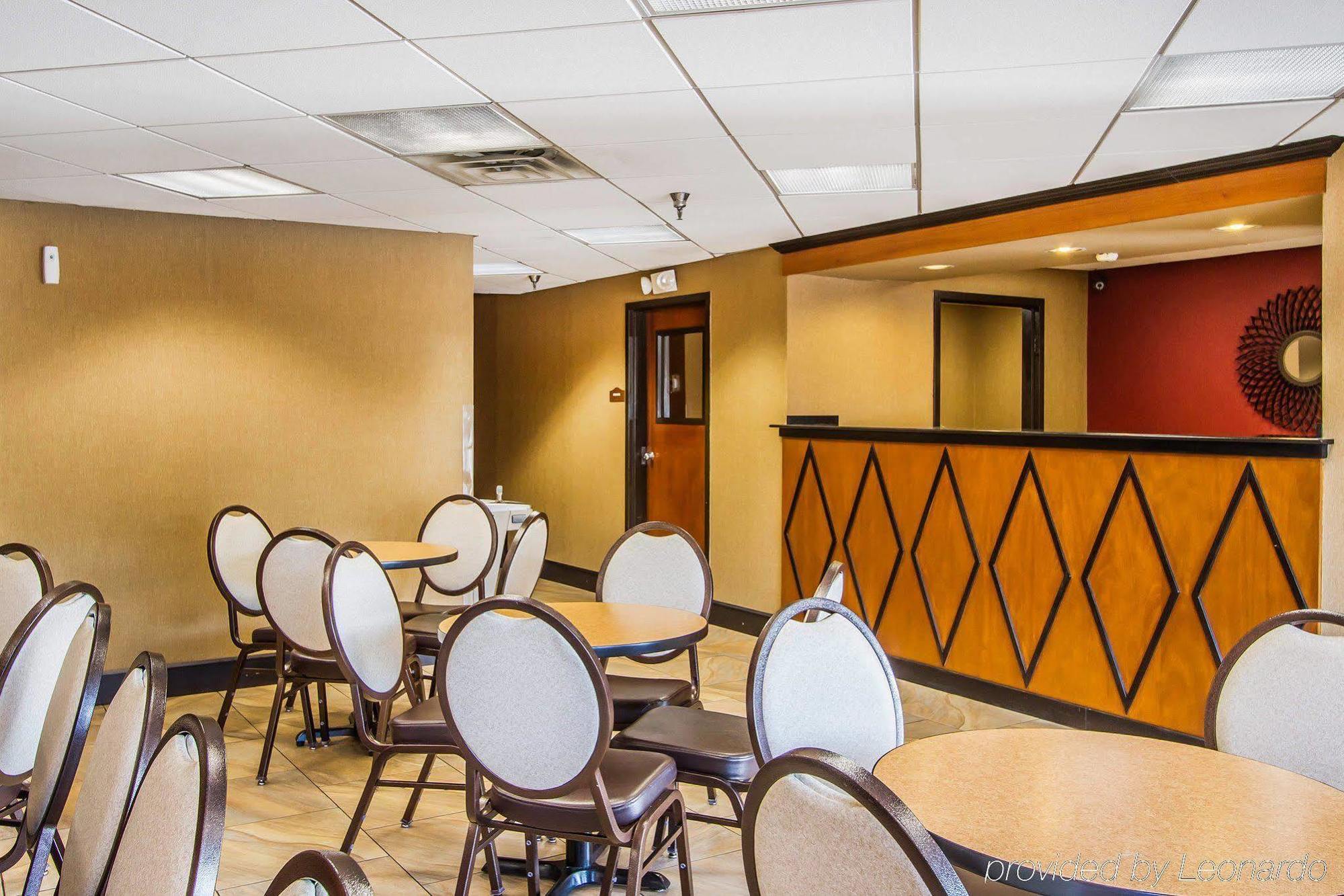 Rodeway Inn & Suites คลาร์กส์วิลล์ ภายนอก รูปภาพ