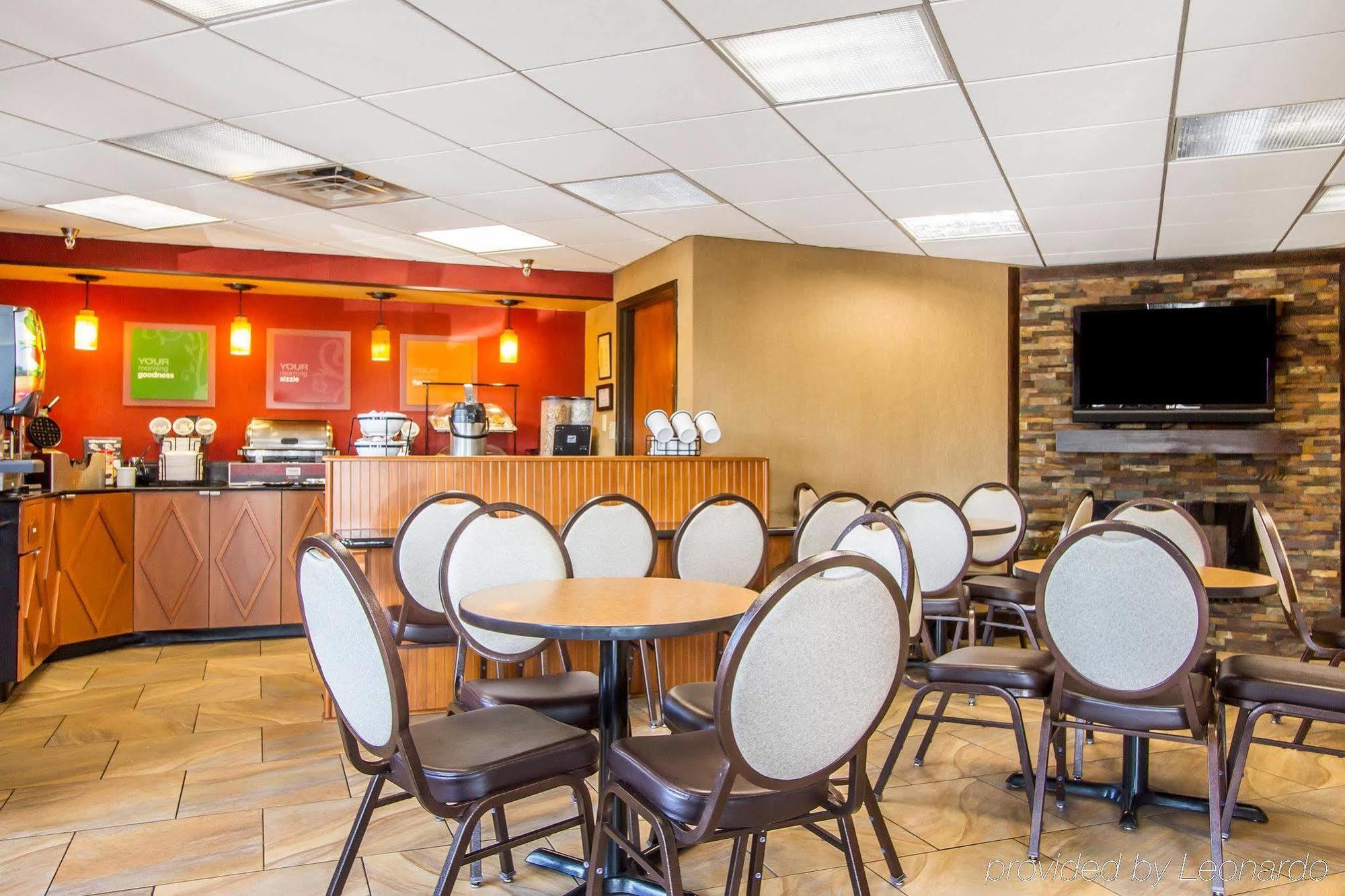 Rodeway Inn & Suites คลาร์กส์วิลล์ ภายนอก รูปภาพ