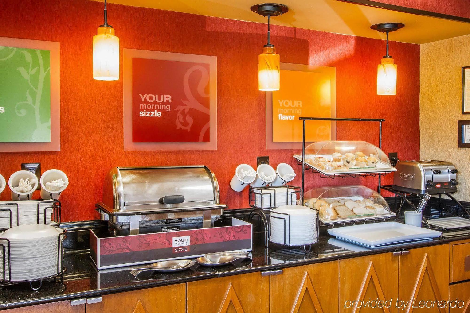 Rodeway Inn & Suites คลาร์กส์วิลล์ ภายนอก รูปภาพ