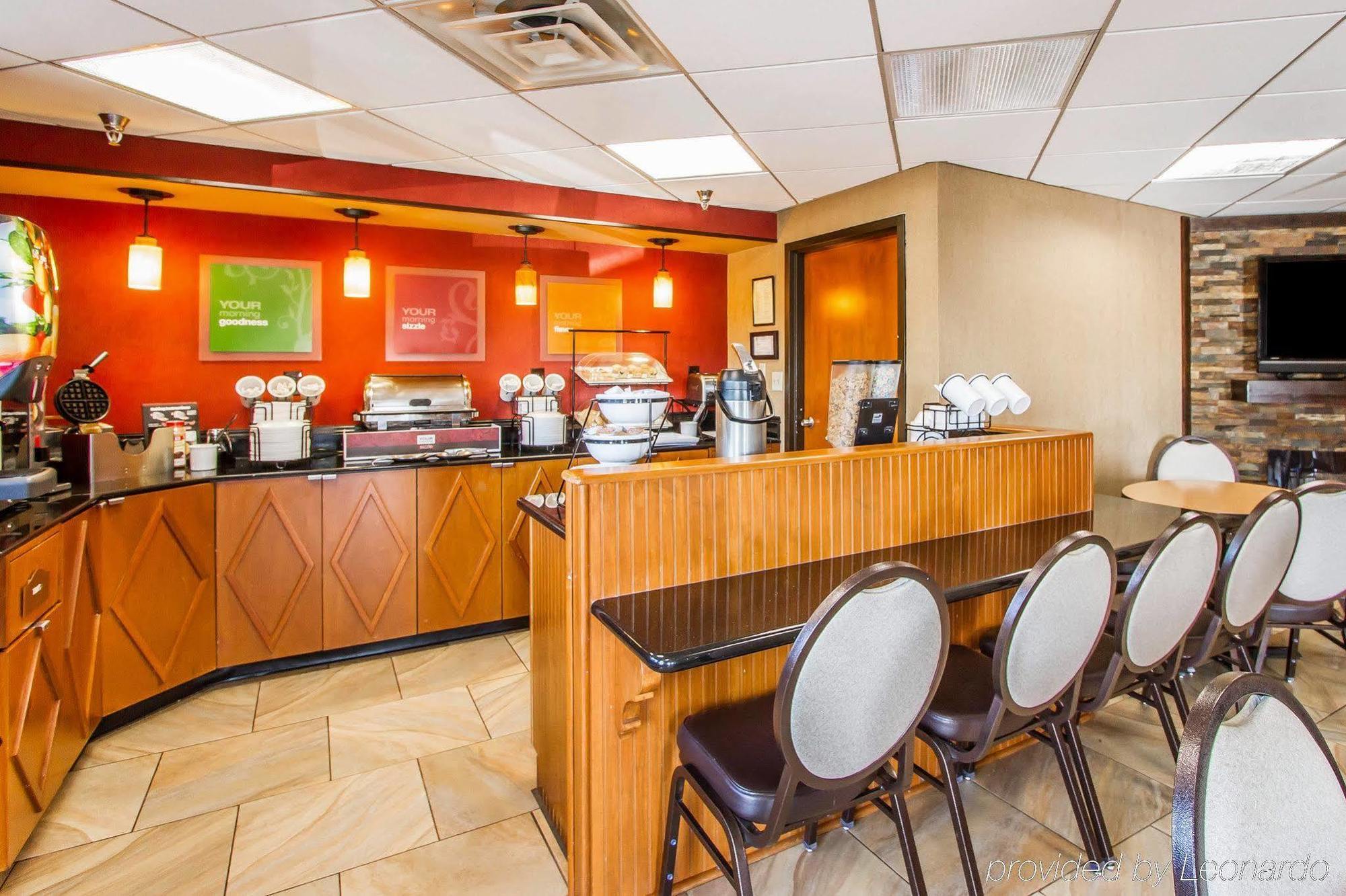 Rodeway Inn & Suites คลาร์กส์วิลล์ ภายนอก รูปภาพ