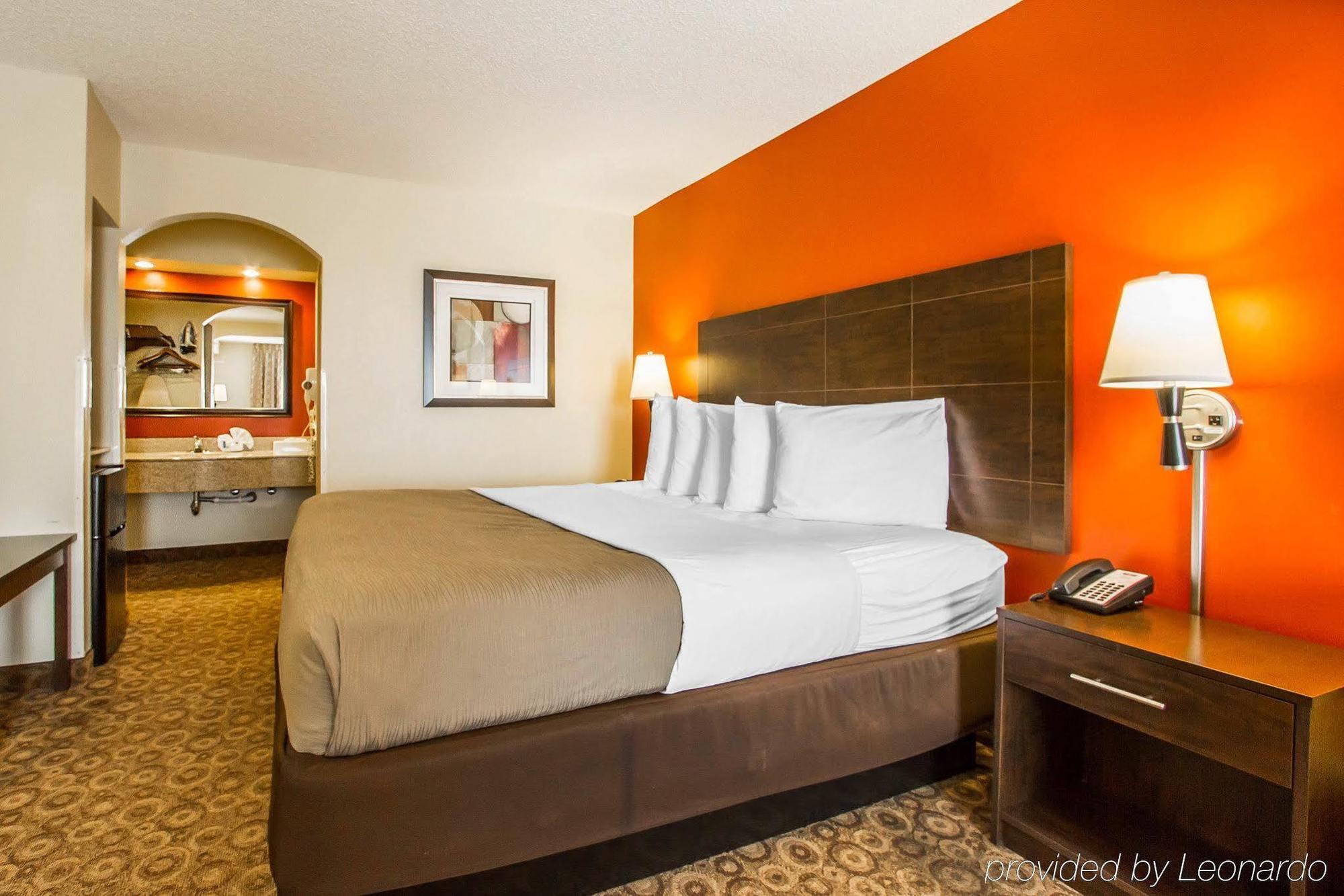 Rodeway Inn & Suites คลาร์กส์วิลล์ ภายนอก รูปภาพ