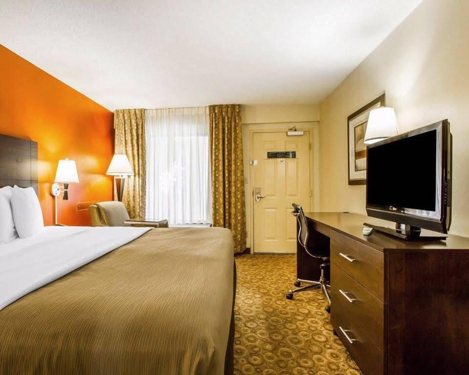 Rodeway Inn & Suites คลาร์กส์วิลล์ ภายนอก รูปภาพ