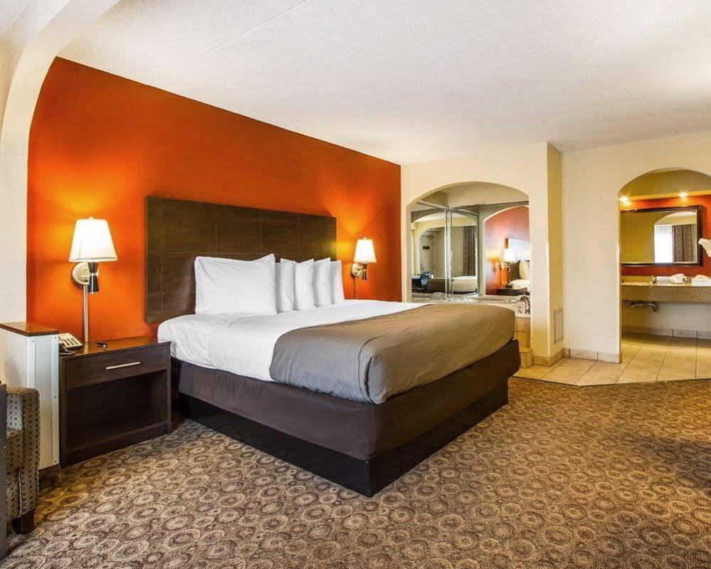 Rodeway Inn & Suites คลาร์กส์วิลล์ ภายนอก รูปภาพ