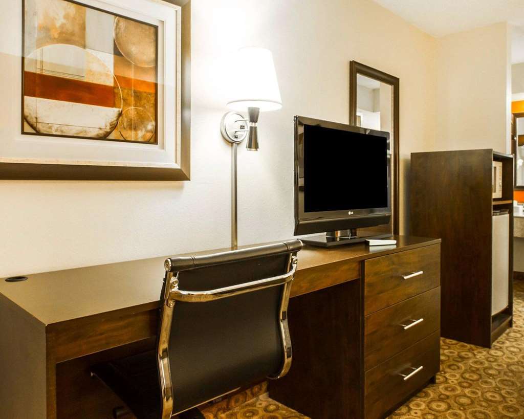 Rodeway Inn & Suites คลาร์กส์วิลล์ ห้อง รูปภาพ