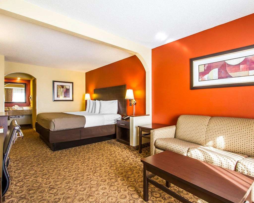 Rodeway Inn & Suites คลาร์กส์วิลล์ ห้อง รูปภาพ